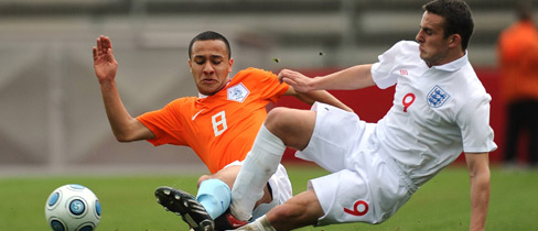 The Everton man contests the ball with Osama Rashid. (Image courtesy of UEFA)